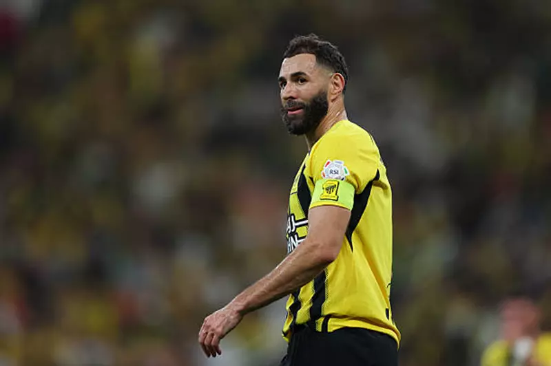 بنزيما يؤكد: التركيز على الفريق بدل المقارنات مع رونالدو