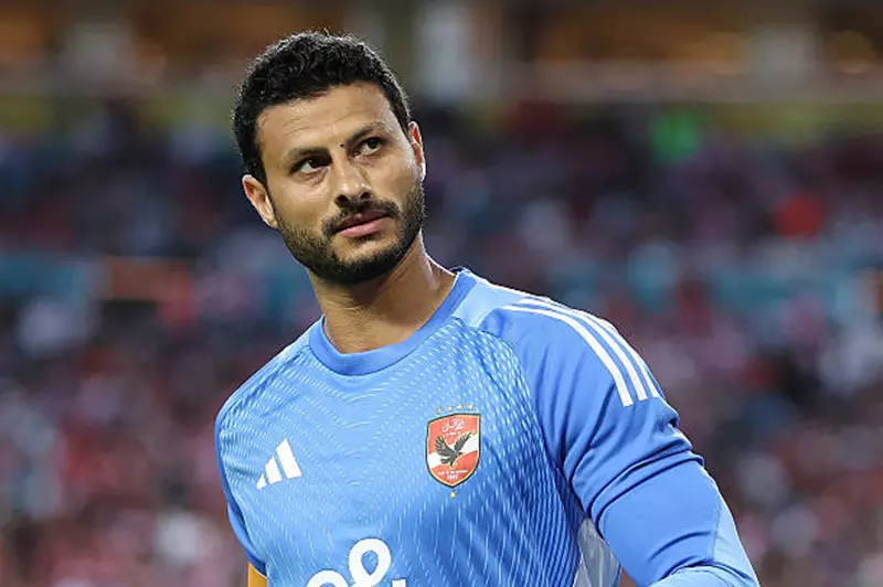 جنازة والد محمد الشناوي: لحظات مؤثرة بحضور نجوم الأهلي