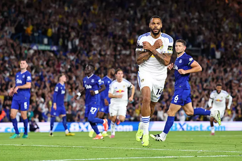 ليدز يحقق انتصاره الأول مع جريليش أمام إيفرتون في الدوري الإنجليزي