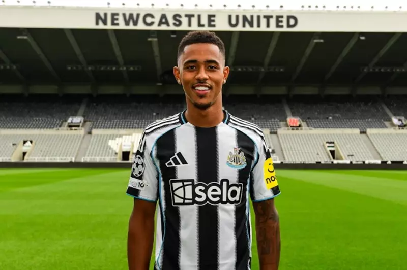 نيوكاسل يونايتد يعلن رسمياً انضمام جاكوب رامسي إلى الفريق